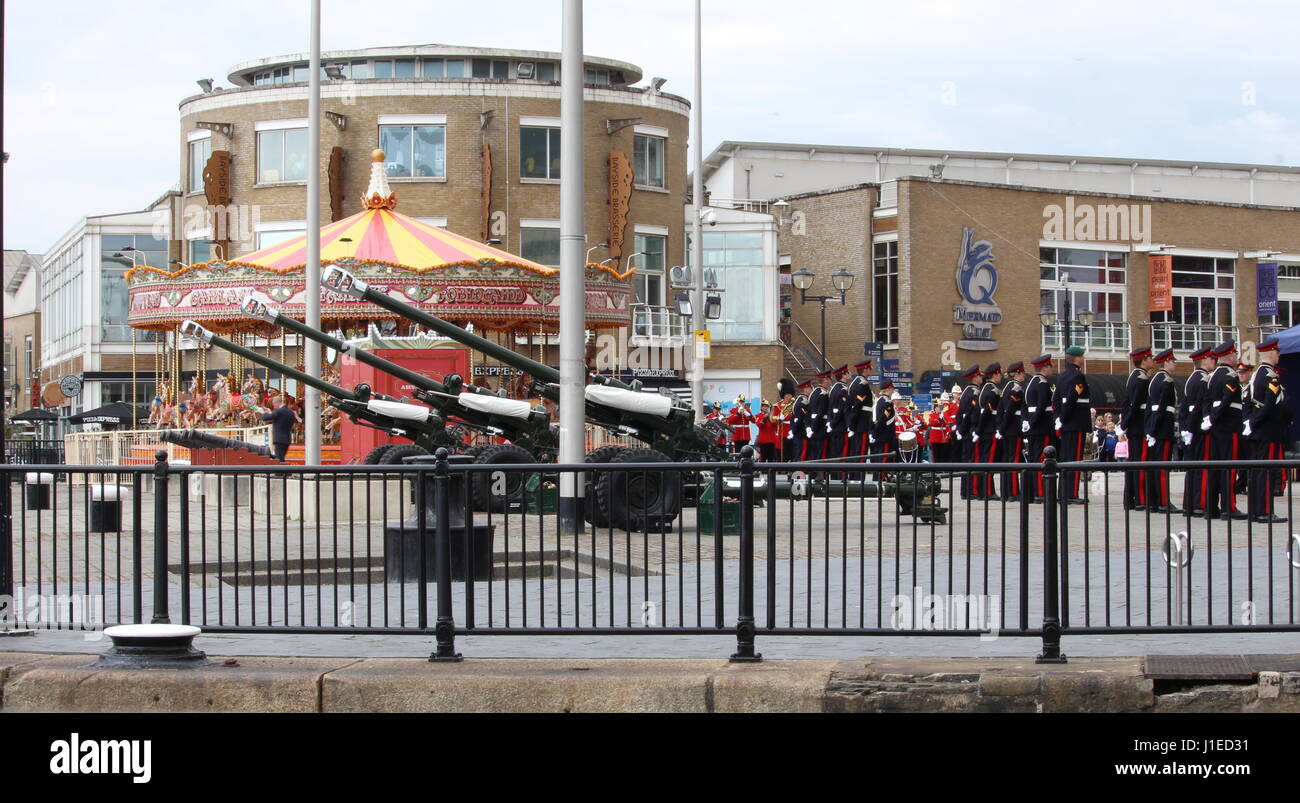 La Baia di Cardiff, Galles, UK. Il 21 aprile 2017. Xxi Aprile, 2017. Una 21-gun salute prende luogo in onore di Sua Maestà la Regina Elisabetta II per il compleanno, al di fuori della National Assembly for Wales, la Baia di Cardiff, Galles, UK. 21 aprile 2017 Credit: Elizabeth Foster/Alamy Live News Foto Stock