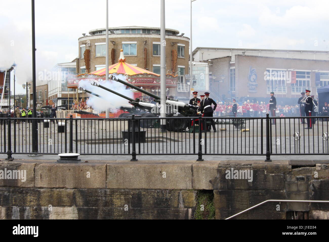 La Baia di Cardiff, Galles, UK. Il 21 aprile 2017. Xxi Aprile, 2017. Una 21-gun salute prende luogo in onore di Sua Maestà la Regina Elisabetta II per il compleanno, al di fuori della National Assembly for Wales, la Baia di Cardiff, Galles, UK. 21 aprile 2017 Credit: Elizabeth Foster/Alamy Live News Foto Stock