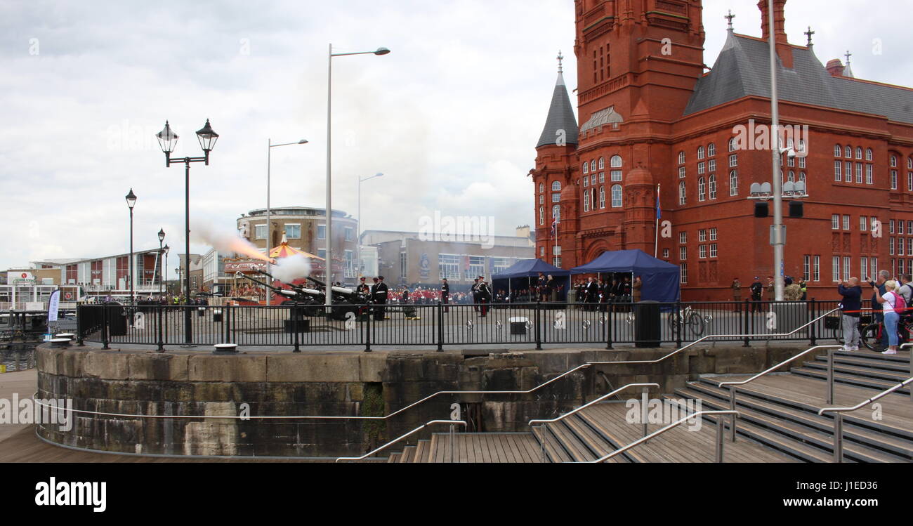 Una piccola folla guarda un 21-gun salute svolgerà in onore di Sua Maestà la Regina Elisabetta II per il compleanno, al di fuori dell'Edificio Pierhead, National Assembly for Wales, la Baia di Cardiff, Galles, UK. 21 Aprile 2017 Foto Stock