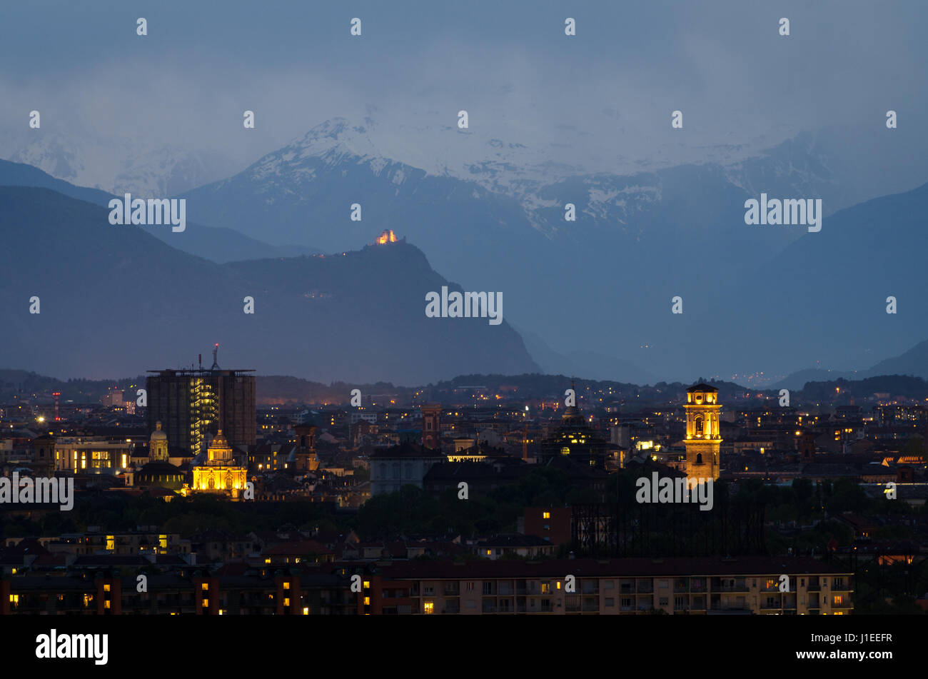 Torino, blu ora skyline con Mole Antonelliana Foto Stock