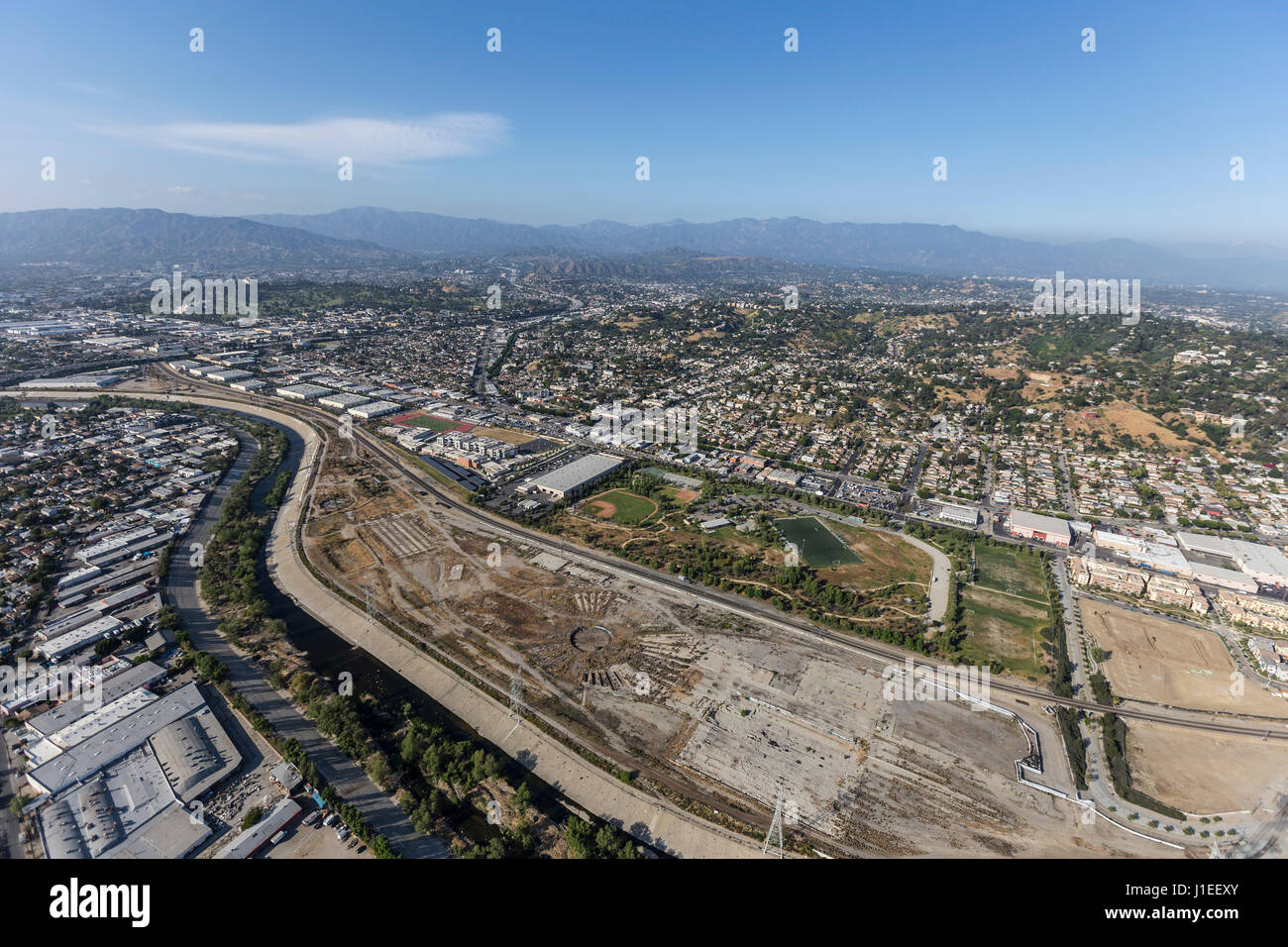 Vista aerea del fiume di Los Angeles e la storica Taylor cantiere ferroviario futuro sito del parco. Foto Stock