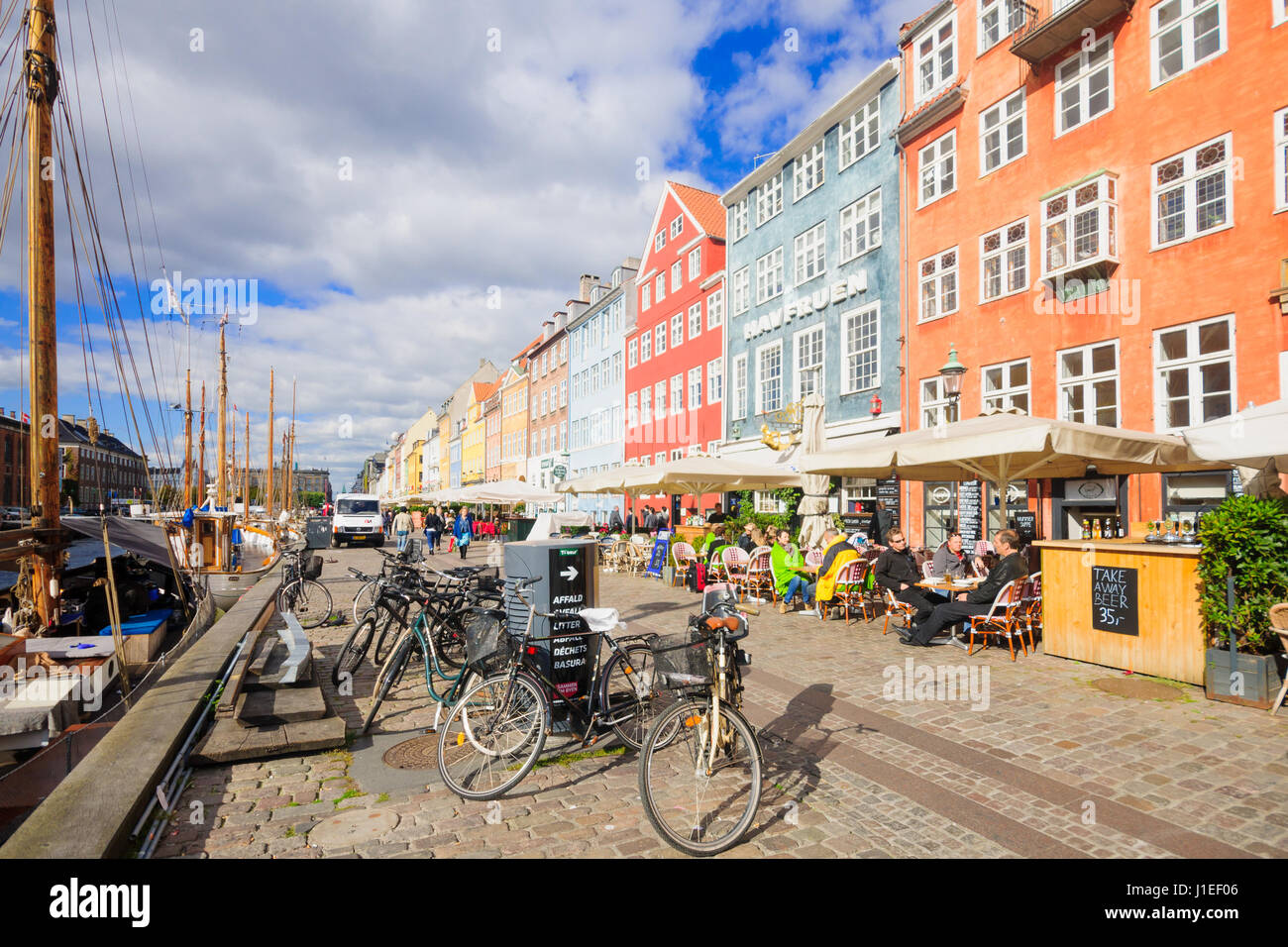 Copenaghen, Danimarca - Ottobre 01, 2010: Case con piccoli caffè sul Nyhavn, con la gente del posto e i turisti, a Copenhagen, in Danimarca. Nyhavn è un secolo XVII Foto Stock