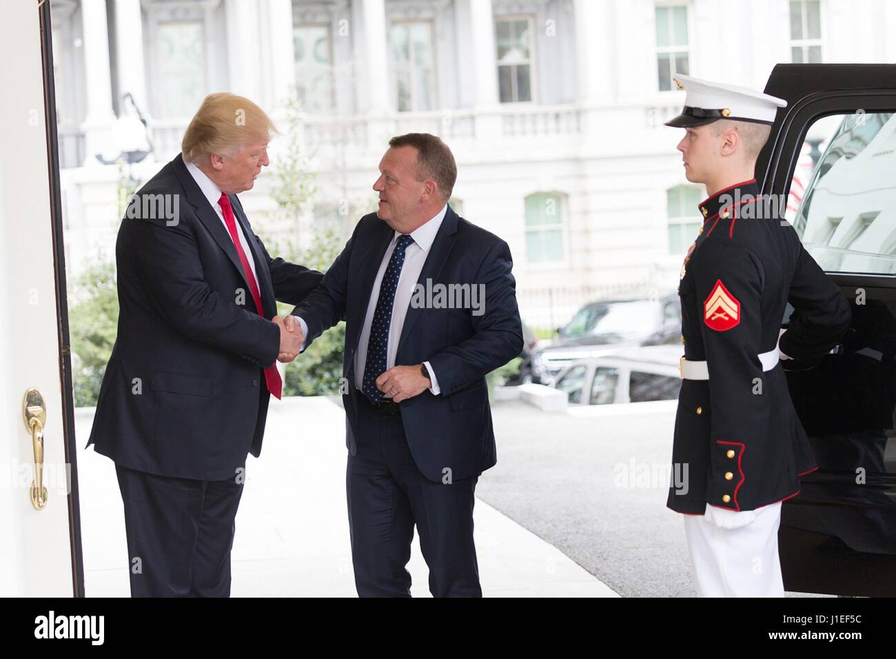 Stati Uniti Presidente Donald Trump saluta Primo Ministro danese Lars Lokke Rasmussen presso l'ala ovest ingresso della Casa Bianca Marzo 30, 2017 a Washington D.C. Foto Stock