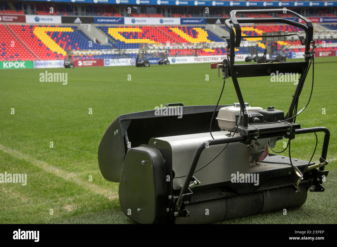 Preparazione del campo di calcio del prato di VEB stadio Arena prima di iniziare il gioco del CSKA football club di Mosca, Russia Foto Stock