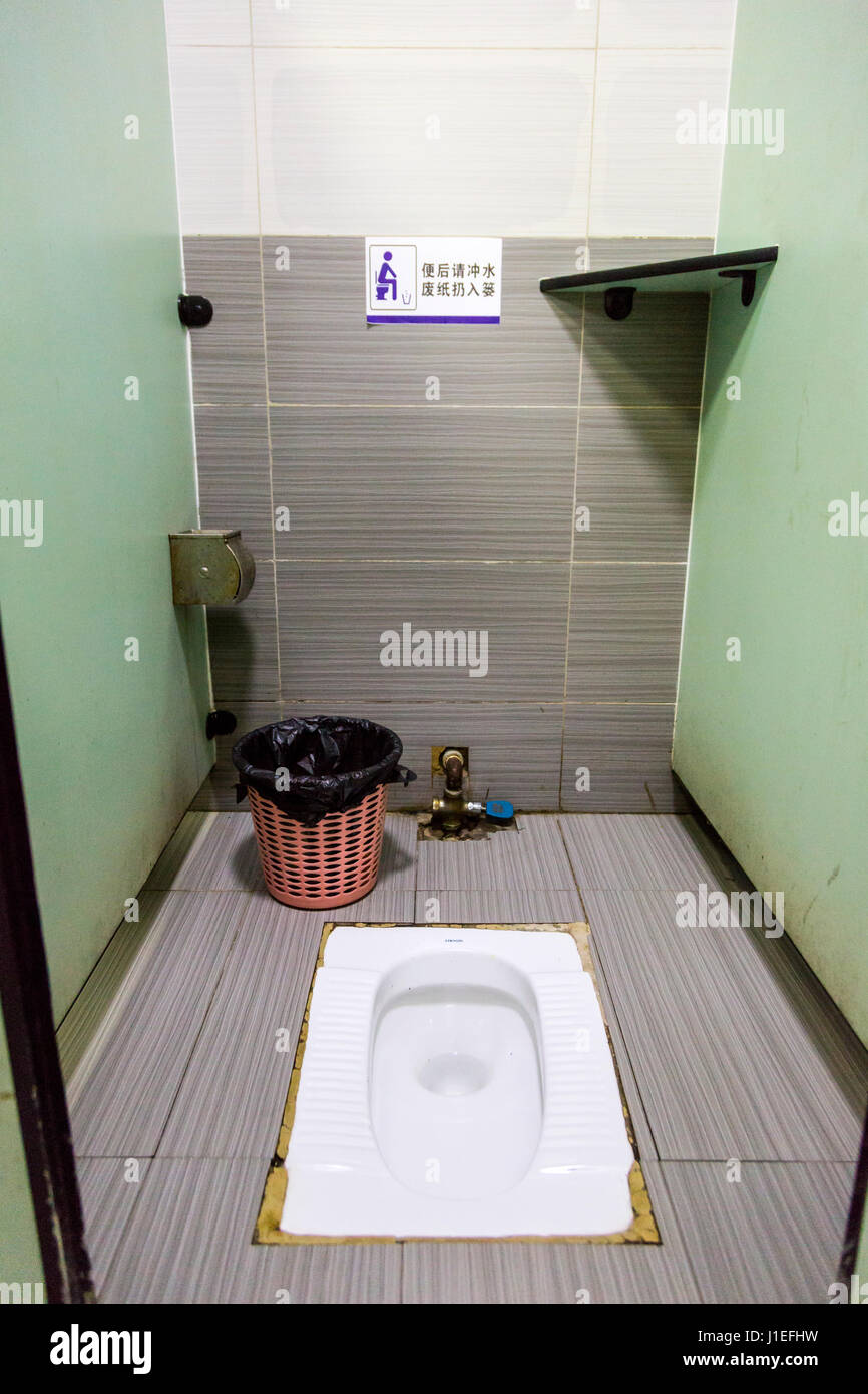 Guizhou, Cina. Gli uomini di toilette. Foto Stock
