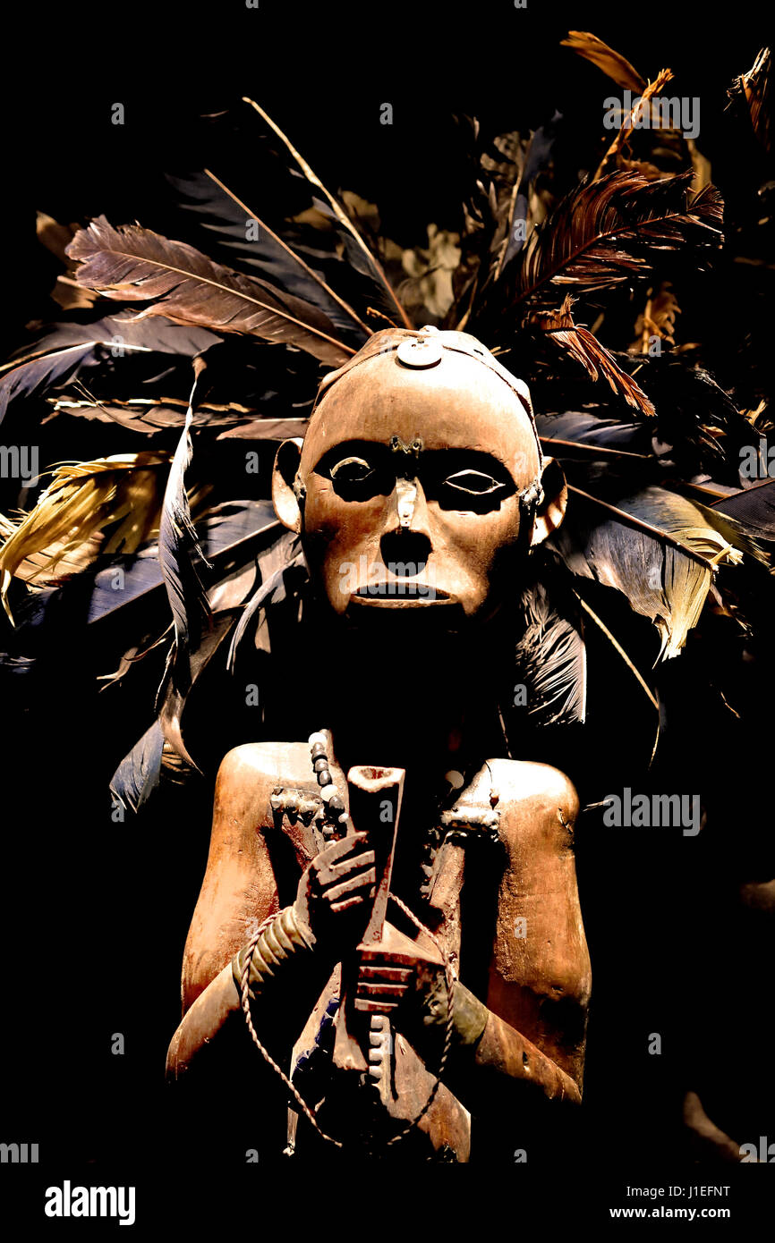 Reliquiario figura (byeri) xix secolo Camerun (paese) Fang Ngumba (etnia) ,legno, piume ,gigante, torretta, casco, crown eagle); Ferro, ottone, vetro, Africa Foto Stock