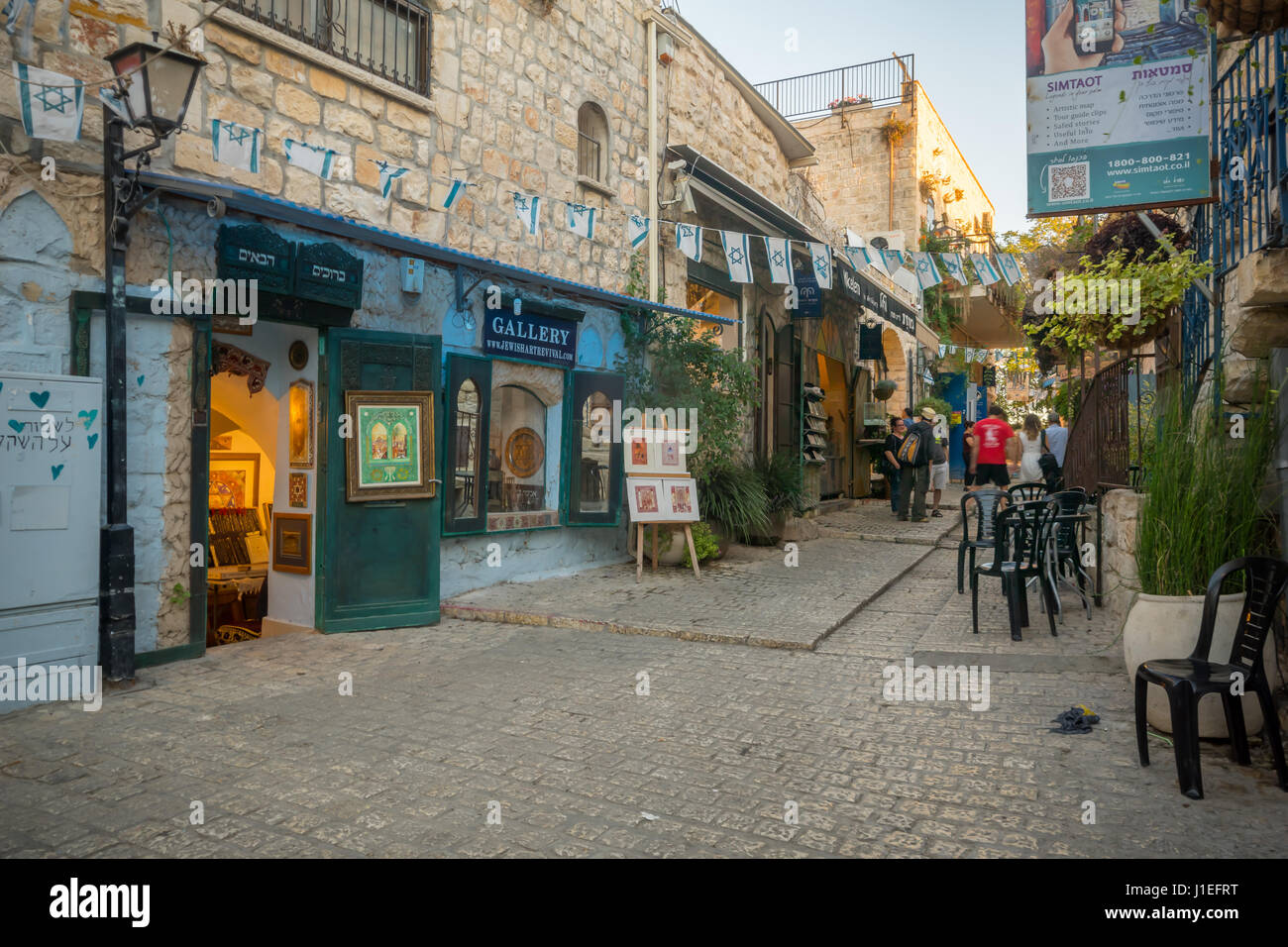 La SAFED, Israele - 14 settembre 2016: scena in un vicolo del quartiere ebraico, con le imprese locali e le gallerie, la gente del posto e i turisti, in Safed (Tzfat Foto Stock