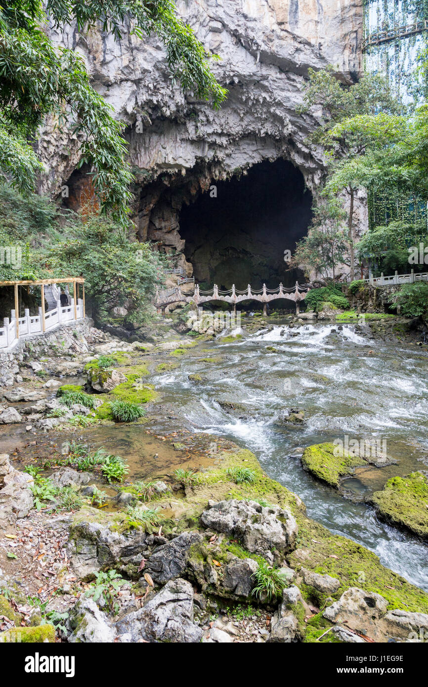 Cina, Guizhou, Dragon Palace Scenic Area. Avvicinando la grotta di pietra calcarea. Foto Stock