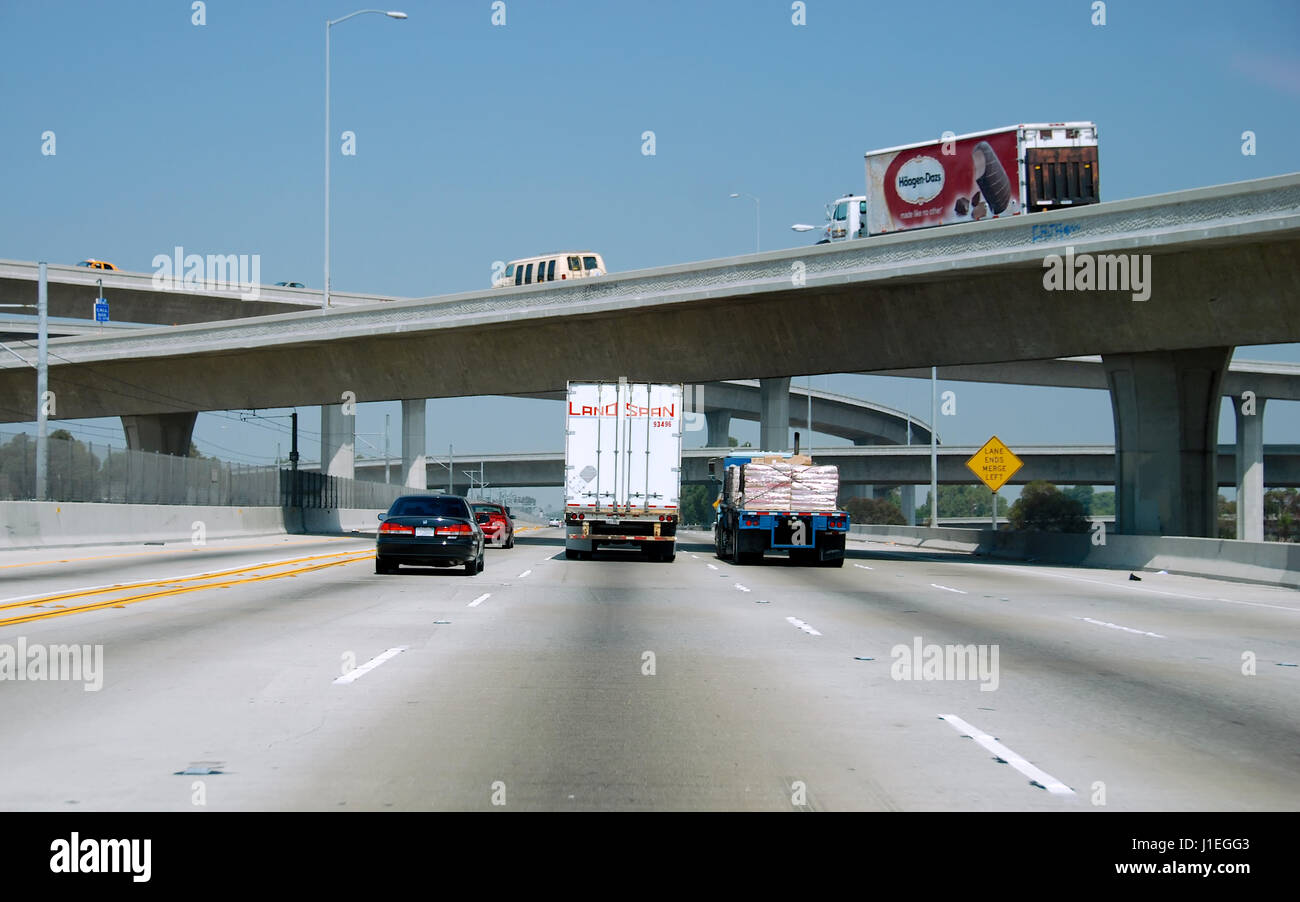 Viaggiando sulla Interstate 105 westbound nel sud area di Los Angeles, California, USA. Foto Stock