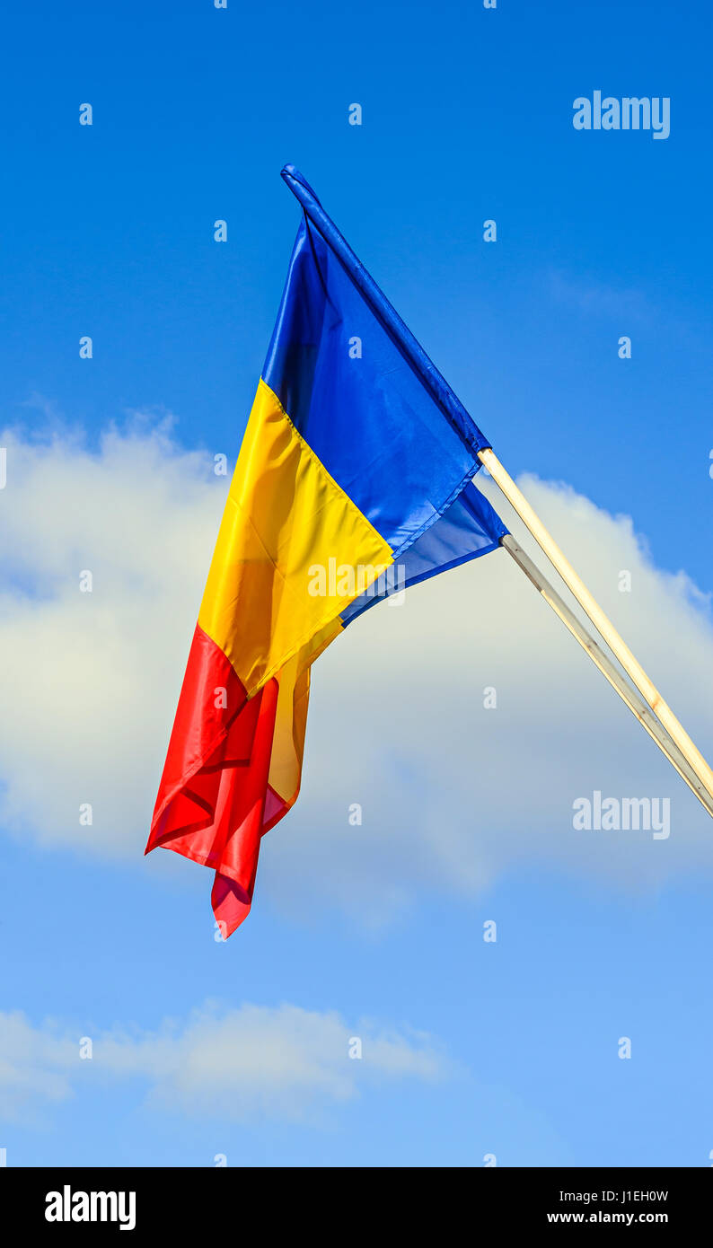 Bandiera rumena nel sole, la Giornata nazionale della Romania, cielo blu vicino. Foto Stock