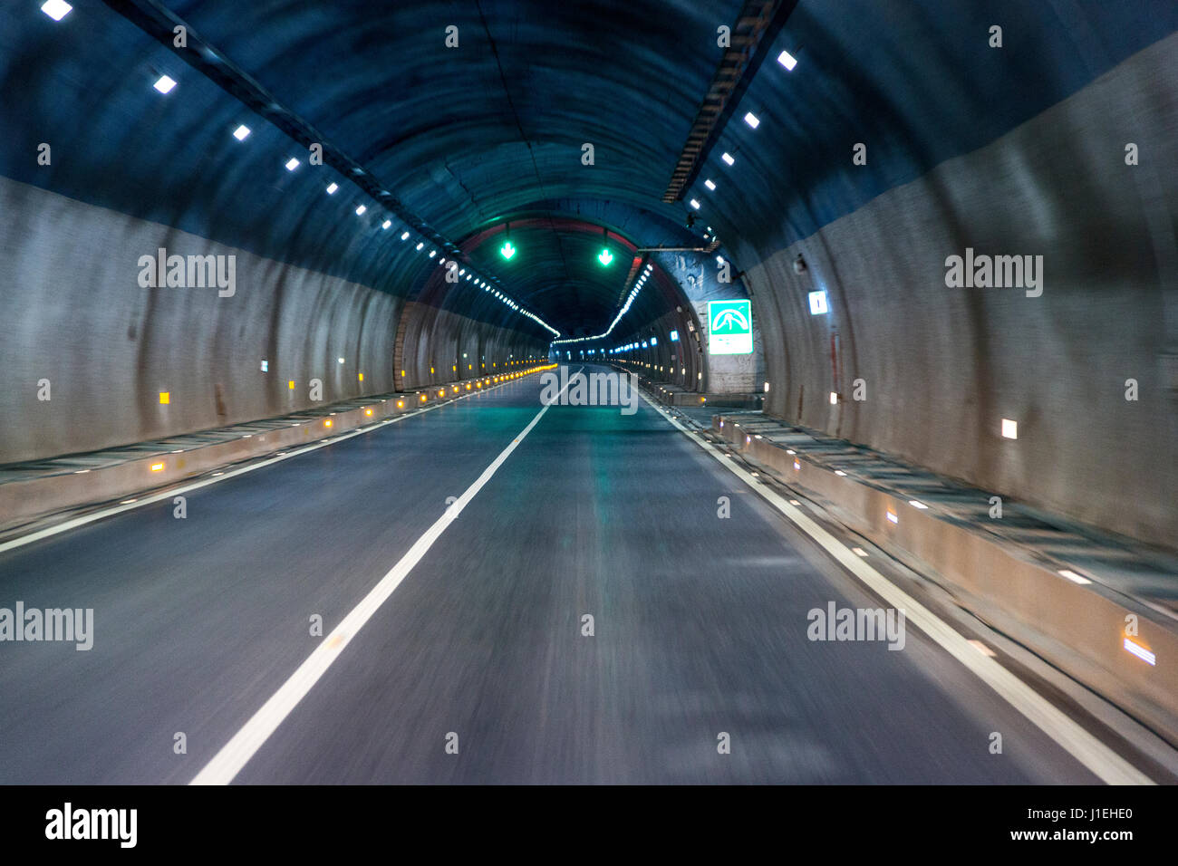 Guizhou, Cina. Moderna autostrada nel Guizhou, all'interno del tunnel. Foto Stock