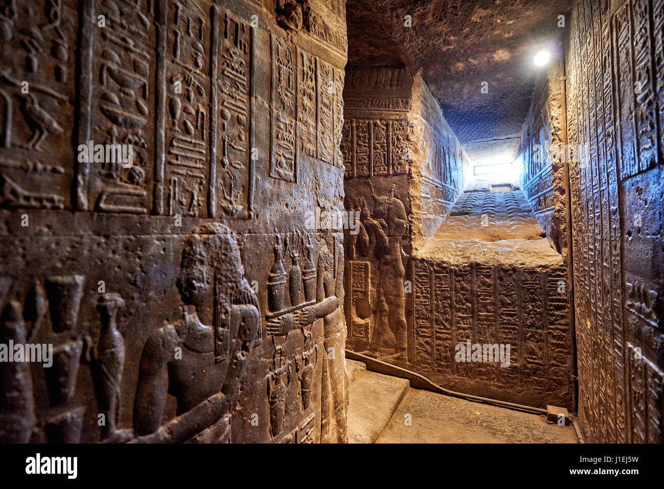 Rilievi a scala circolare Dendera tempio complesso Foto Stock