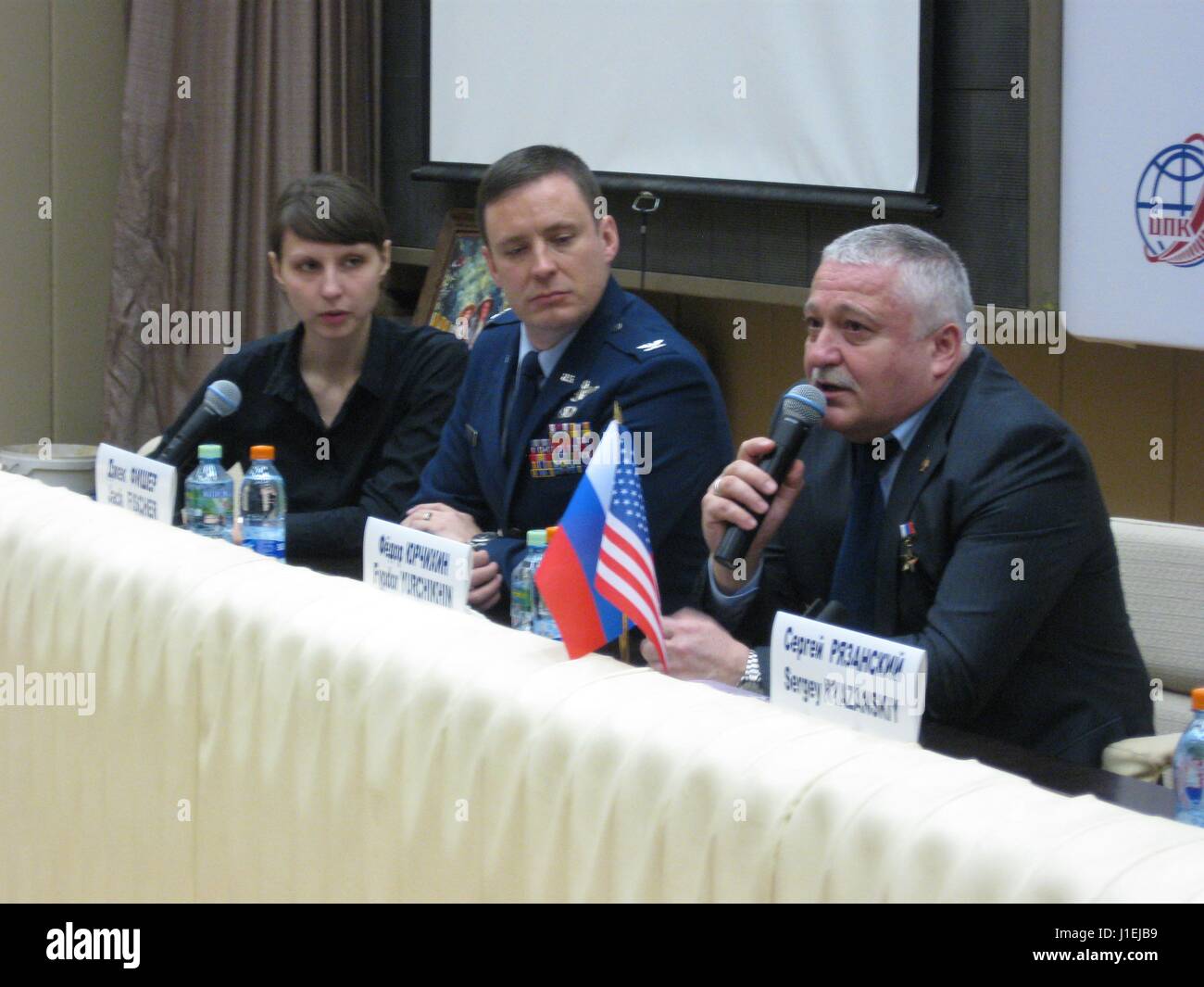 La NASA Stazione Spaziale Internazionale Expedition 51 il primo membro di equipaggio cosmonauta russo Fyodor Yurchikhin di Roscosmos risponde alle domande durante una fase di pre-lancio di notizie conferenza presso il Gagarin Cosmonaut Training Center Aprile 3, 2017 in Star City, Russia. Yurchikhin e gli astronauti della NASA lancerà il 20 aprile 2017 sul Soyuz MS-04 navicelle spaziali. (Foto di Rob Navias /NASA via Planetpix) Foto Stock