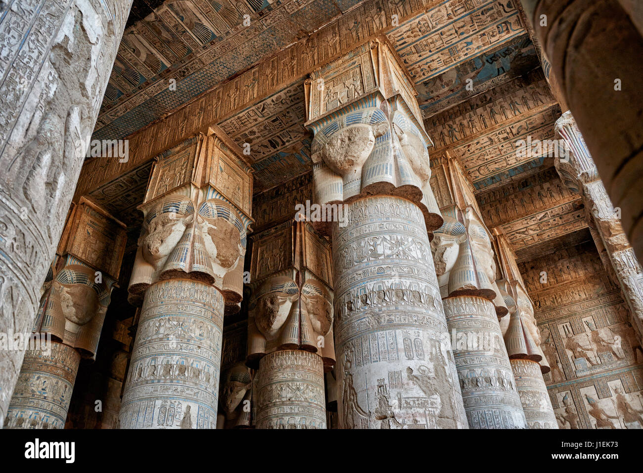 Le colonne del tempio di Hathor a Dendera tolemaico tempio complesso, Qena, Egitto, Africa Foto Stock