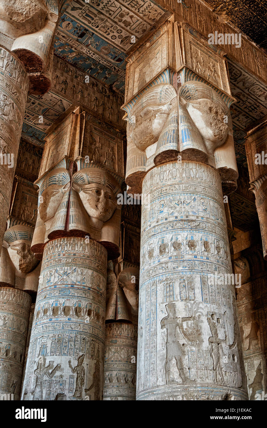 Le colonne del tempio di Hathor a Dendera tolemaico tempio complesso, Qena, Egitto, Africa Foto Stock