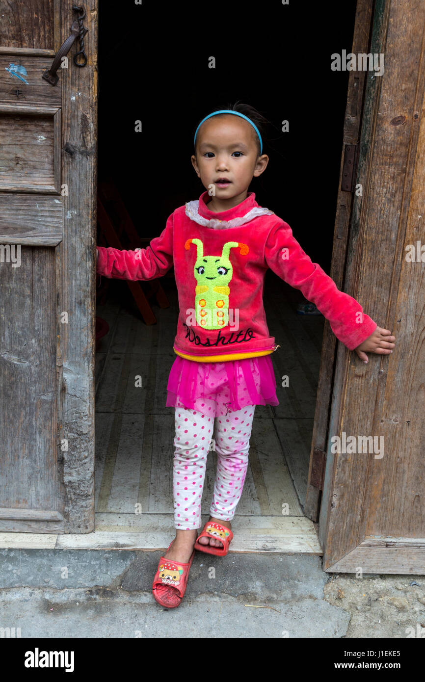 Huanggang, Guizhou, Cina. Bambina in una Dong villaggio etnico. Foto Stock