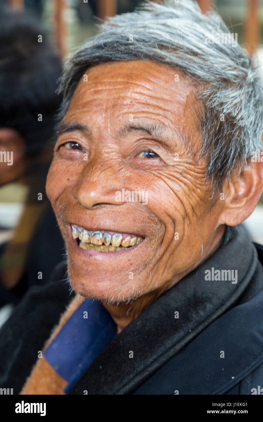 Huanggang, Guizhou, Cina. Uomo di mezza età della Dong gruppo etnico. Foto Stock