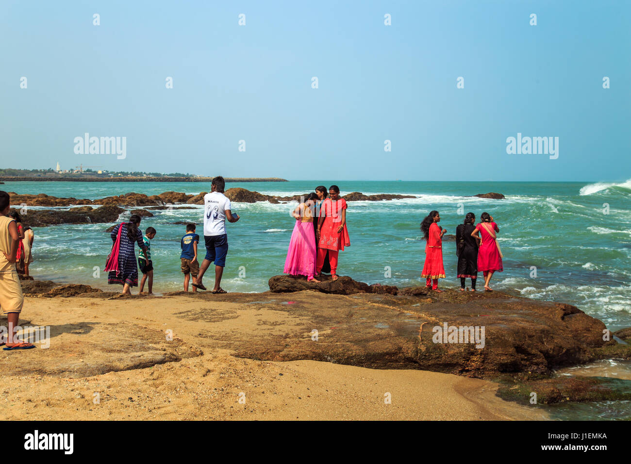 Il viaggio in India. I residenti locali guardare il tramonto al largo di Kanyakumari. Stato federato di Tamil Nadu, India meridionale, 21.03.2017. Foto Stock
