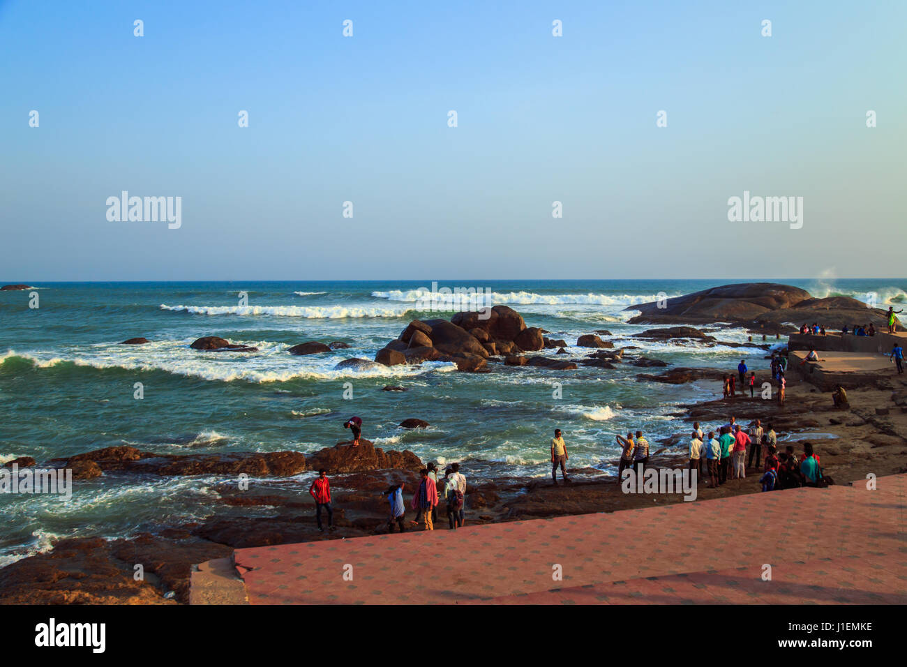 Il viaggio in India. I residenti locali guardare il tramonto al largo di Kanyakumari. Stato federato di Tamil Nadu, India meridionale, 21.03.2017. Foto Stock