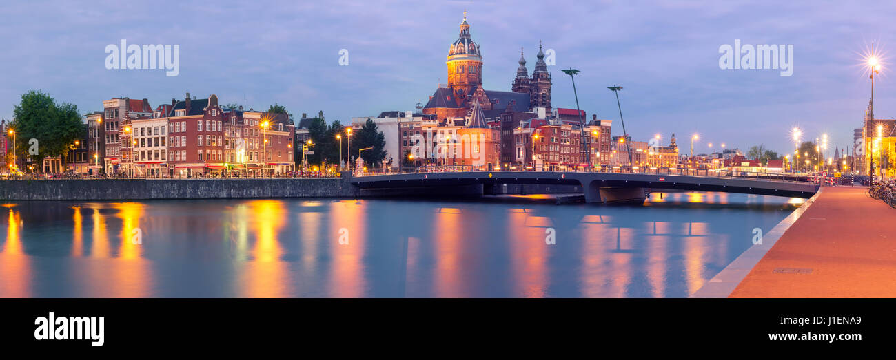 Notte Amsterdam canal e la Basilica di San Nicola Foto Stock