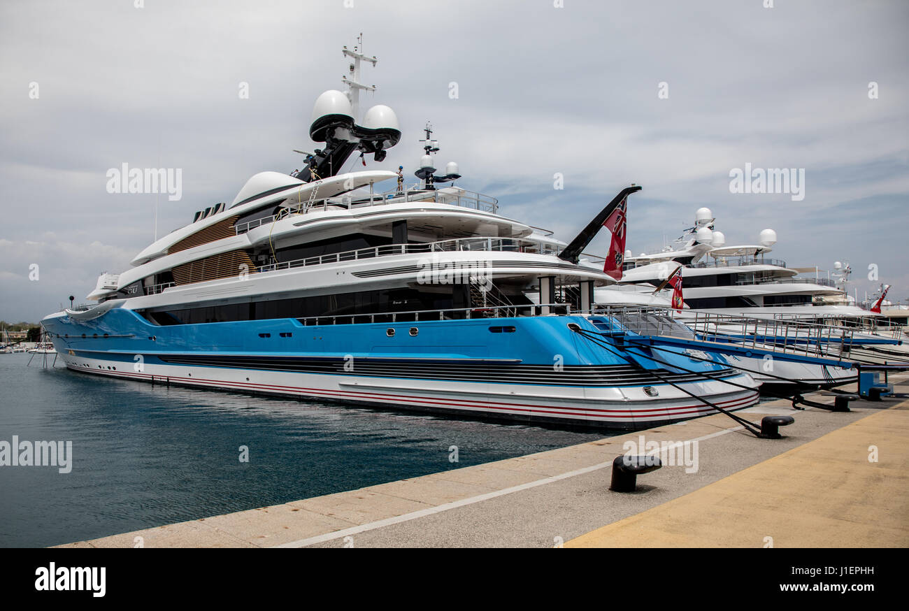 Super yacht nel porto di Antibes Francia Foto Stock