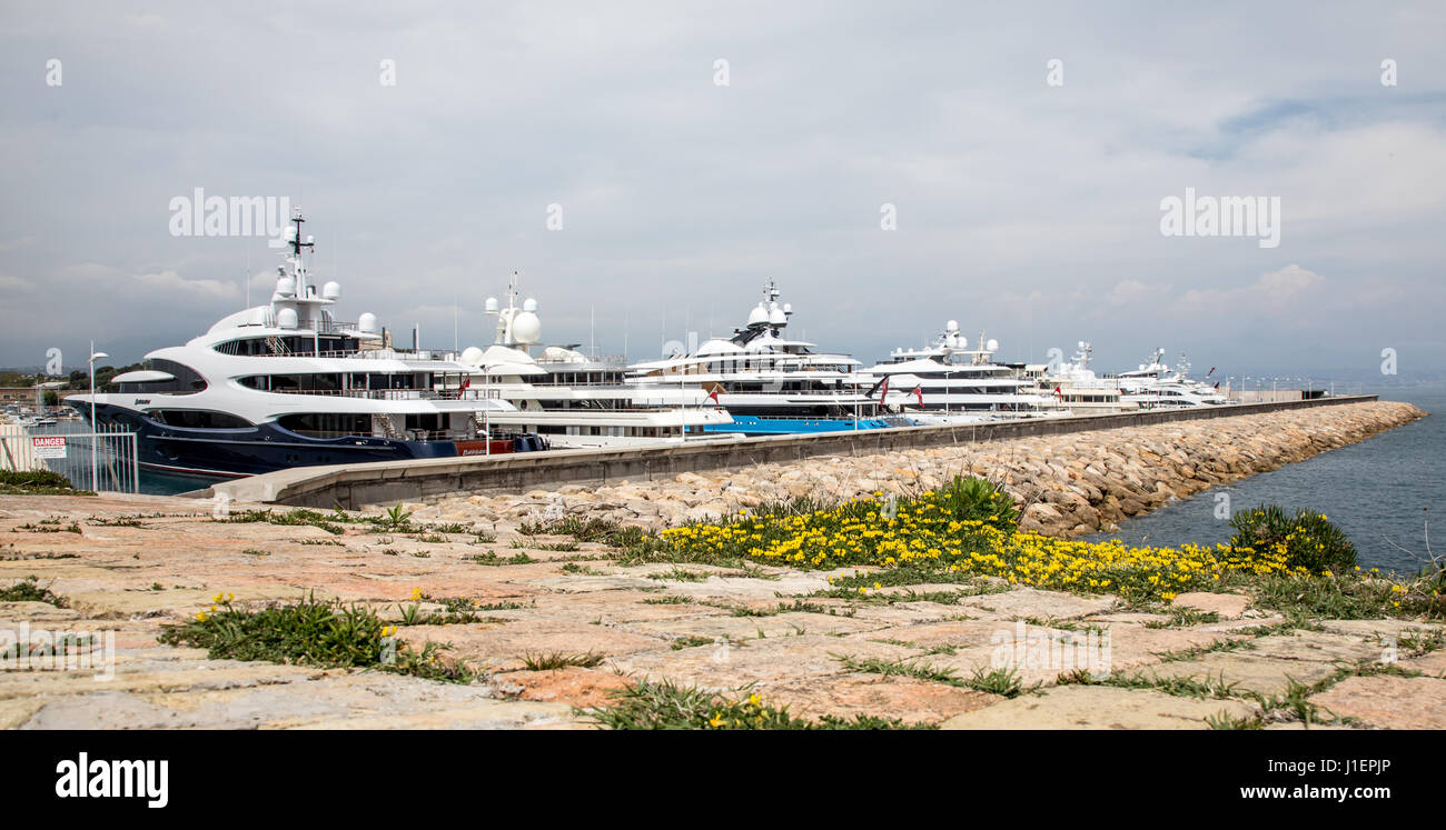 Super yacht nel porto di Antibes Francia Foto Stock