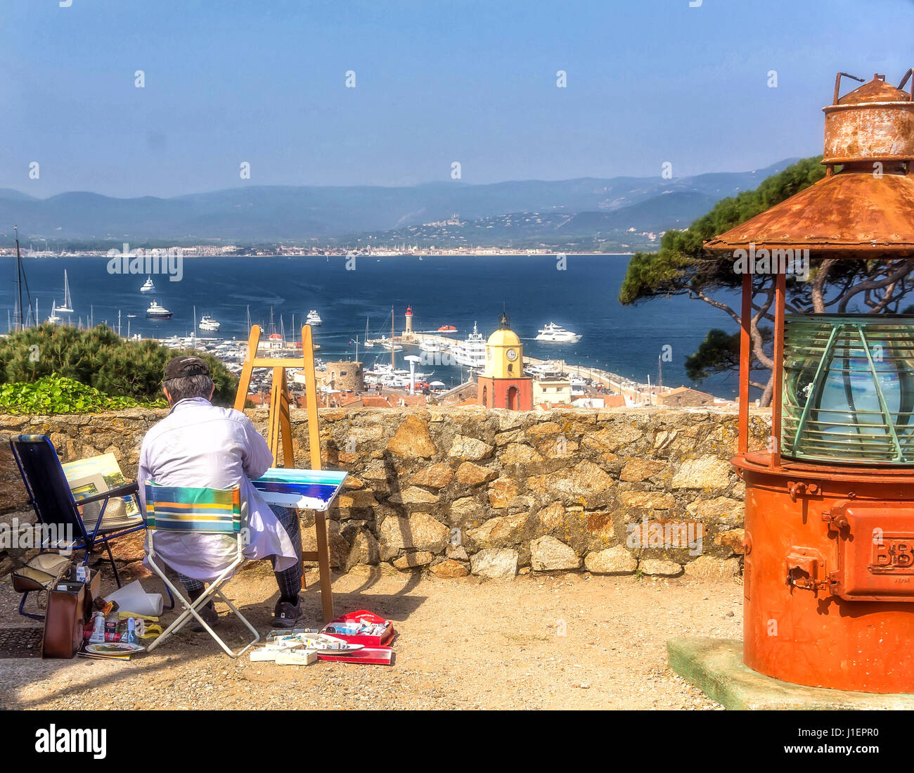 Artista dipingere il paesaggio a Saint Tropez, Francia. Foto Stock