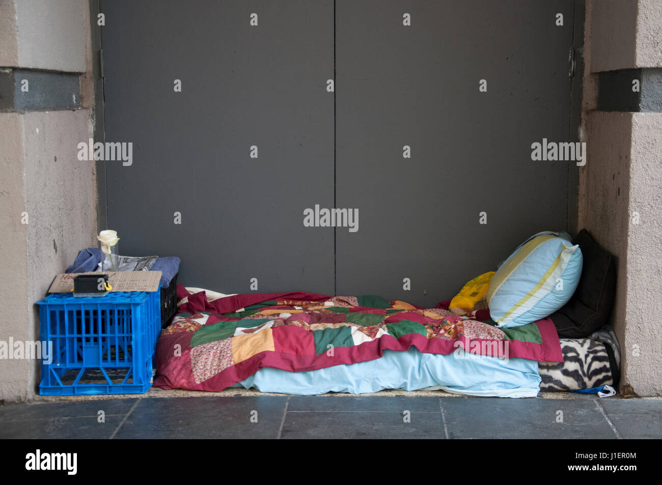 La persona senza dimora il set di biancheria da letto in un'alcova fuori da un centro città Street, Melbourne, Australia Foto Stock