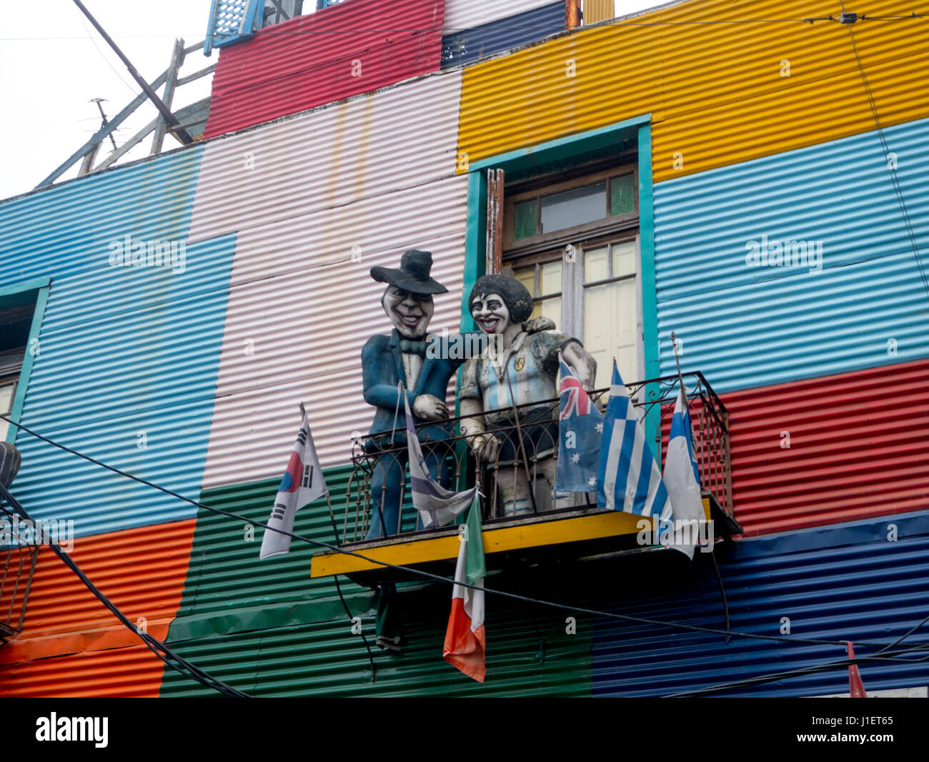 BUENOS AIRES, Argentina - 29 novembre 2016: Le Statue di Diego Maradona e cantante Carlos Gardel sono visti a La Boca quartiere di Buenos Aires, Arg Foto Stock