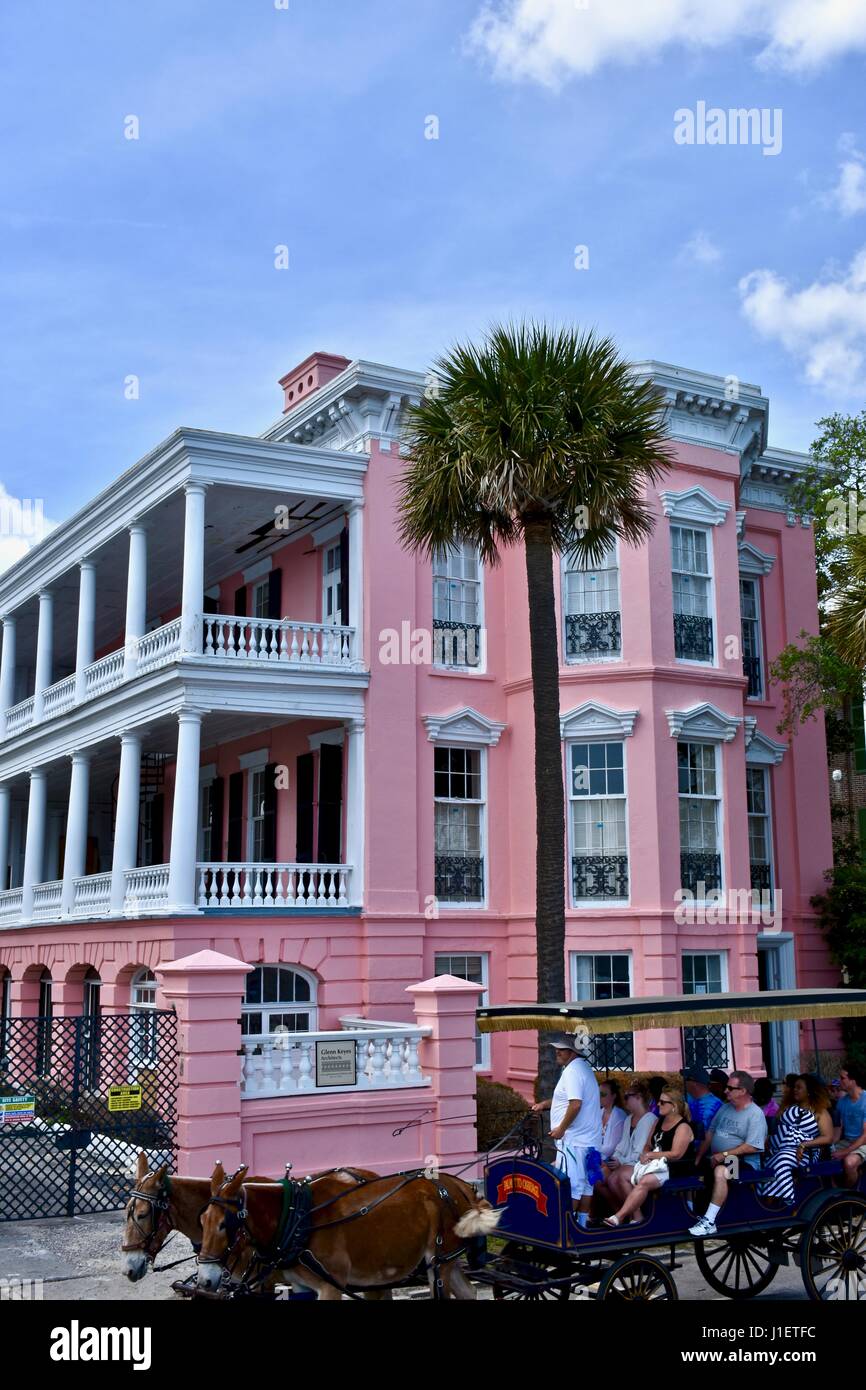 Di un bel colore rosa Casa coloniale su East battery street Charleston, Carolina del Sud Foto Stock