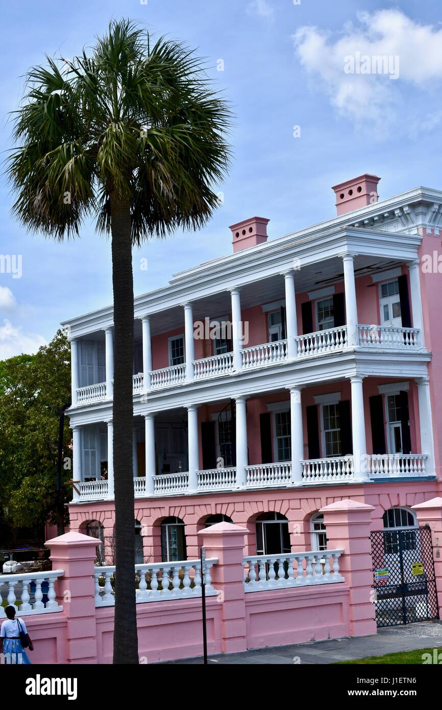 Di un bel colore rosa Casa coloniale su East battery street Charleston, Carolina del Sud Foto Stock