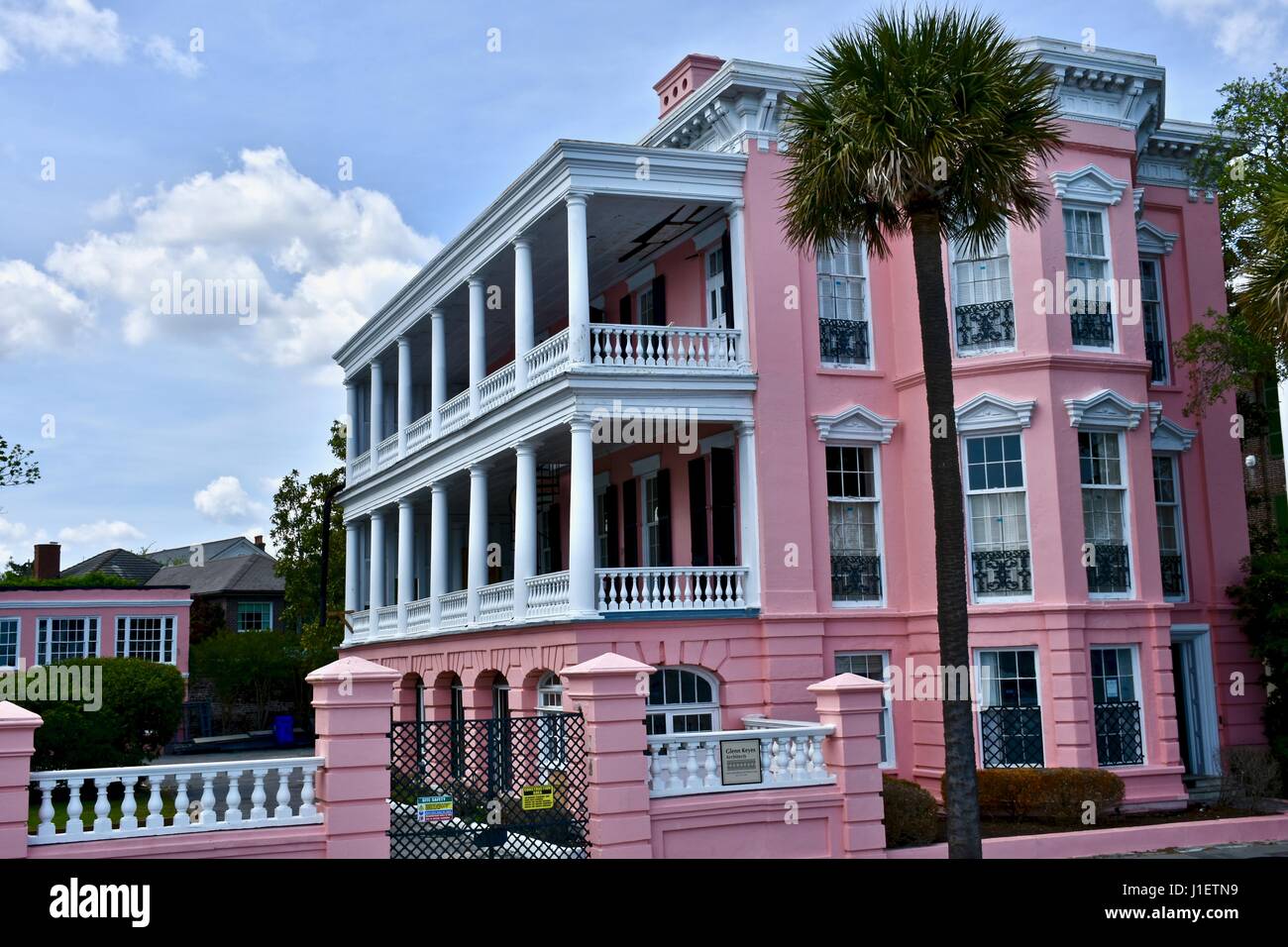 Di un bel colore rosa Casa coloniale su East battery street Charleston, Carolina del Sud Foto Stock