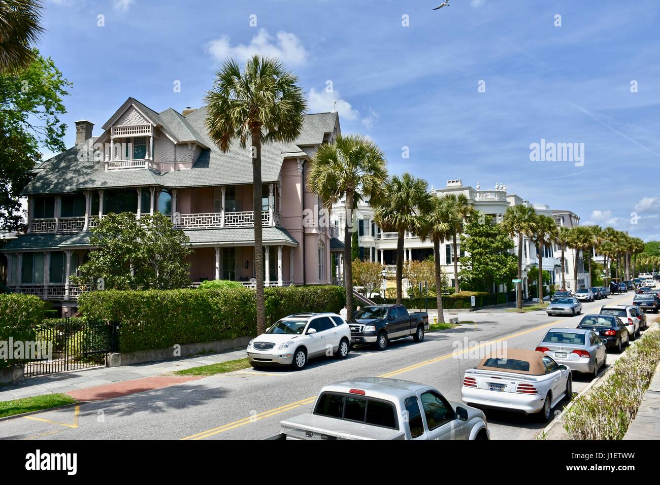 Oriente Battery Street Charleston, Carolina del Sud lo stile coloniale case visualizzando la bellezza più ricchi e architettura Foto Stock