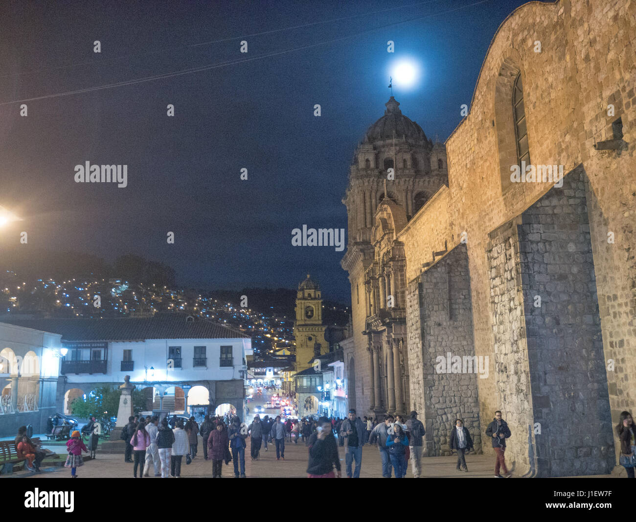 CUSCO, Perù - novembre 18: cattedrale di Cusco di notte contro la luna piena in Cusco, Perù Foto Stock