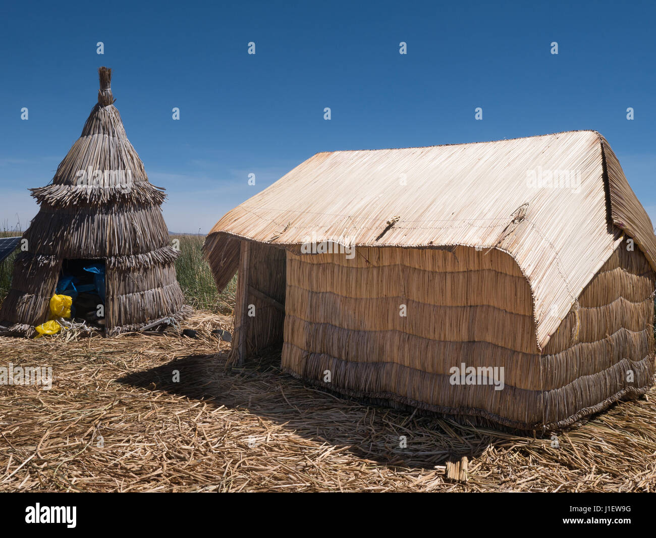 Vista di Uros floating reed isole con barche, misterioso lago Titicaca Puno, Regione, Perù Foto Stock