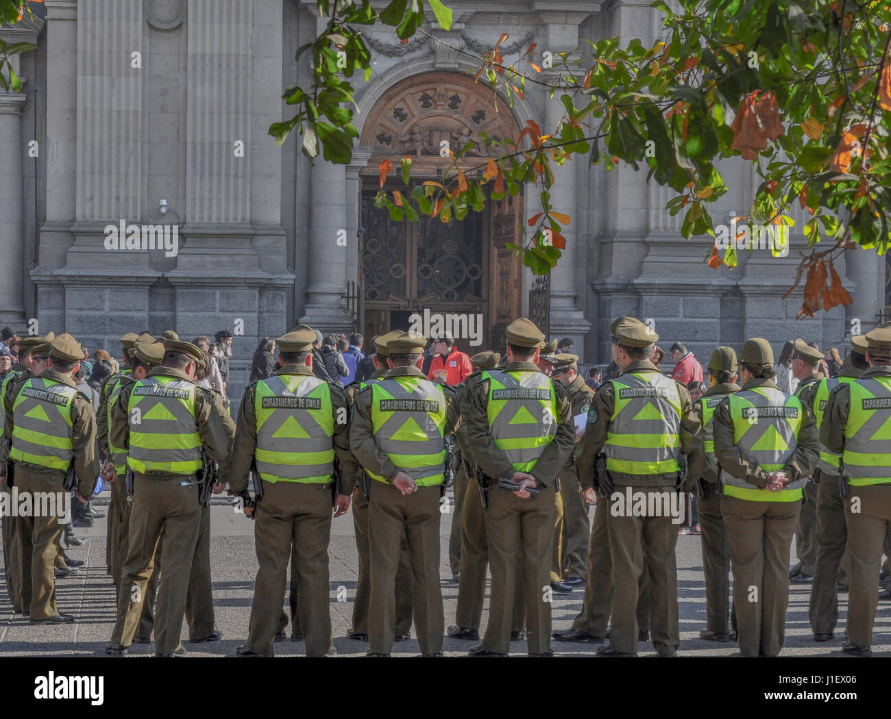 SANTIAGO DE Cile, Cile - 23 novembre 2015: gli ufficiali di polizia, Carabineros sono visti al di fuori della Cattedrale Metropolitana, Plaza de Armas piazza principale, S Foto Stock