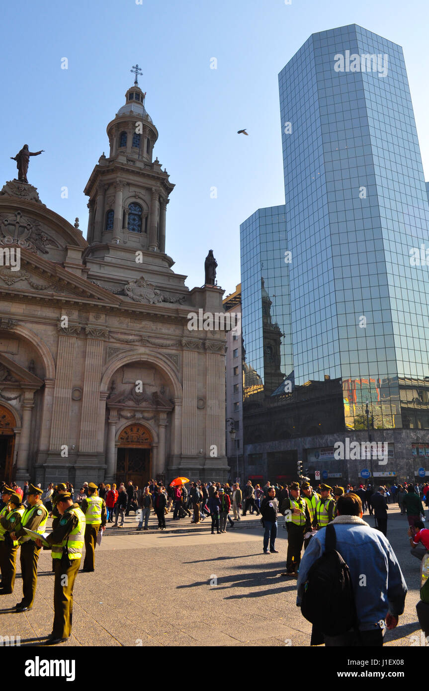 SANTIAGO DE Cile, Cile - 23 novembre 2015: gli ufficiali di polizia, Carabineros sono visti al di fuori della Cattedrale Metropolitana, Plaza de Armas piazza principale, S Foto Stock