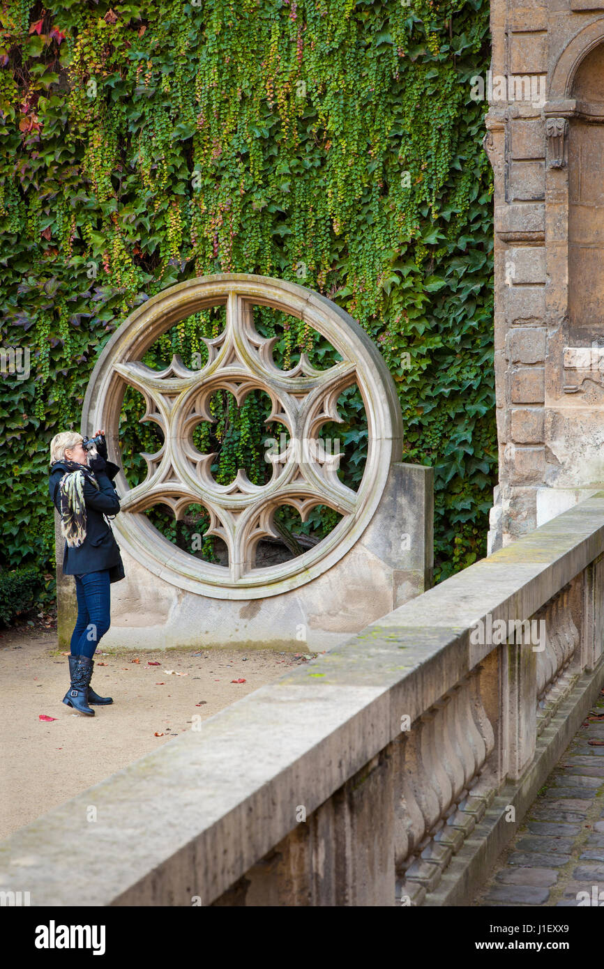 Donna di fotografare nel giardino del Hotel de Sully nel Marais, Parigi, Ile-de-France, Francia Foto Stock