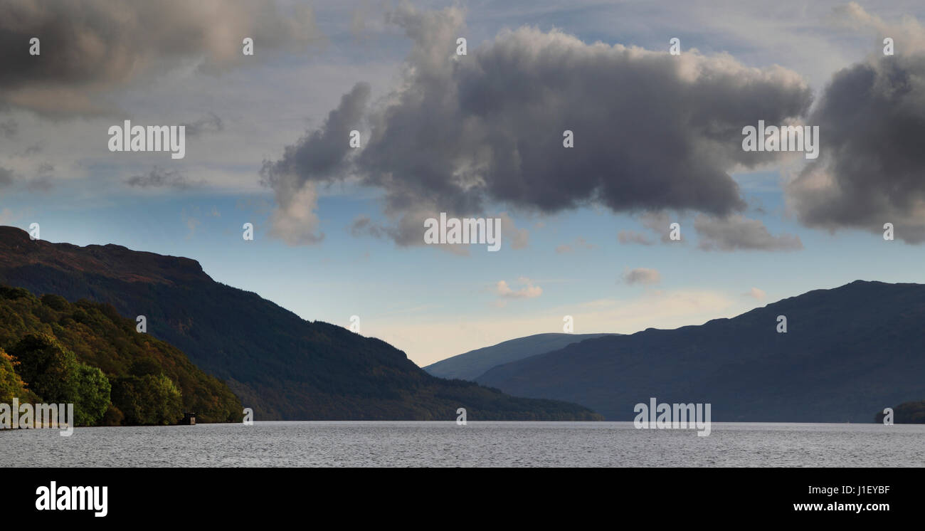 Cielo tempestoso sopra Loch Lomond, Inversnaid, Trossachs National Park, Scozia, Europa Foto Stock