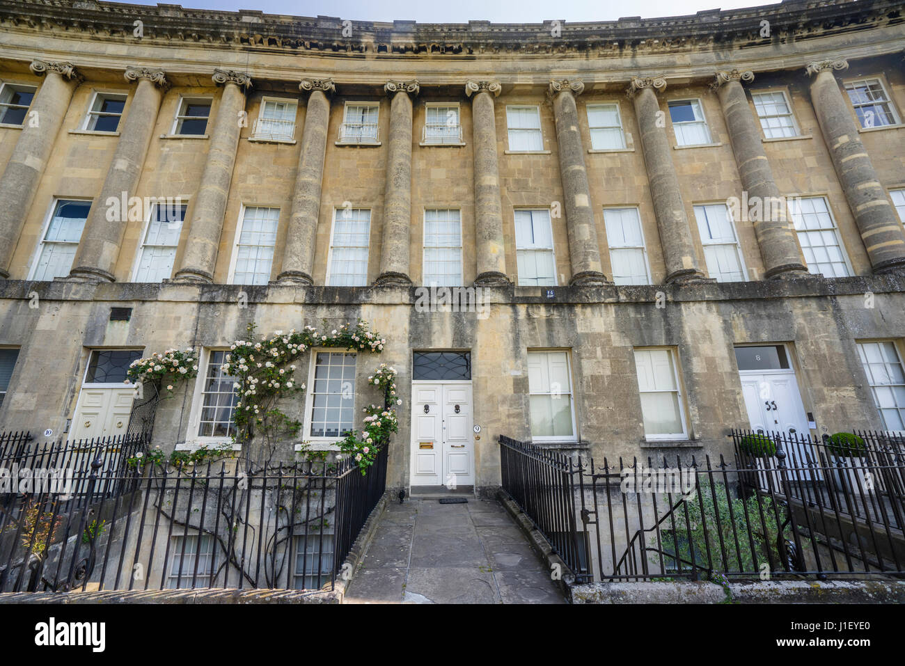 Regno Unito, Somerset, città di Bath, il Royal Crescent, case a schiera in architettura Georgiana con colonne ioniche Foto Stock