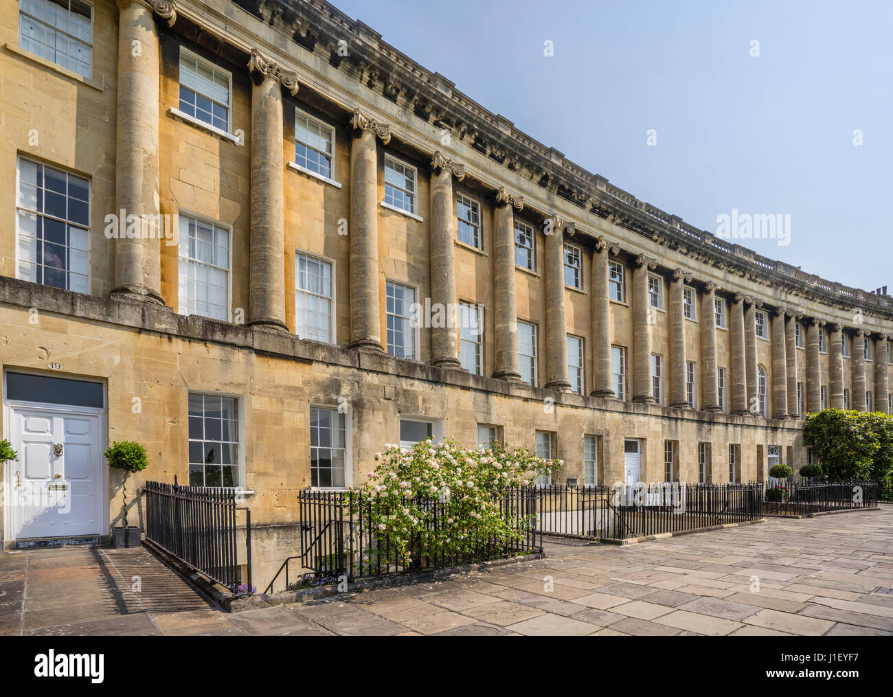 Regno Unito, Somerset, città di Bath, il Royal Crescent, case a schiera in architettura Georgiana con colonne ioniche Foto Stock