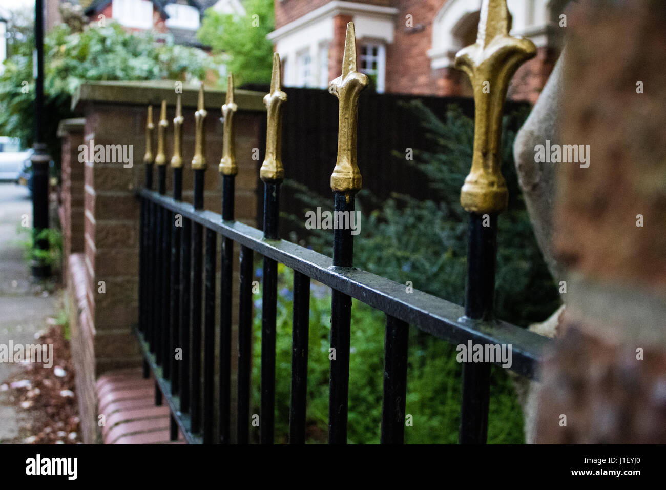 In stile vittoriano giardino ringhiere e pilastro di mattoni in giardino frontale di inglese casa suburbana Foto Stock
