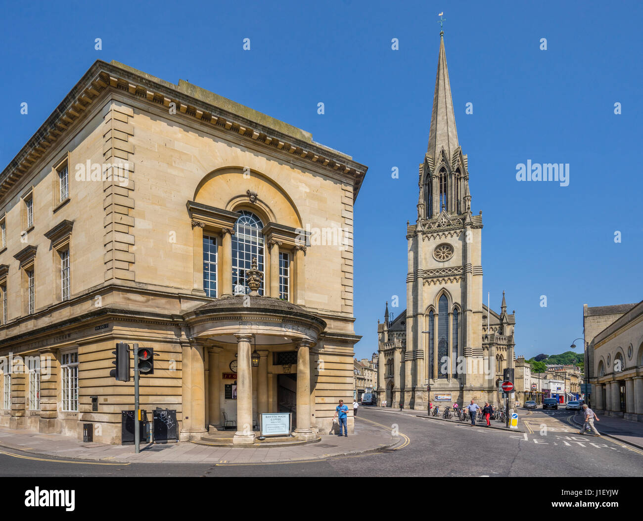 Regno Unito, Somerset, bagno, Broad Street, vista dell'edificio dell'ufficio postale e la chiesa di San Michele Foto Stock