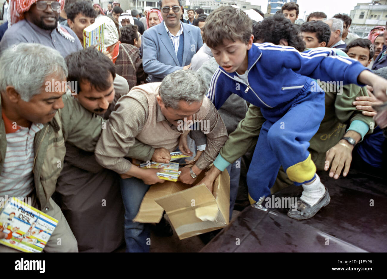 I rifugiati iracheni lotta per le razioni di cibo a una temporanea campo di rifugiati in seguito alla liberazione del Kuwait e la sconfitta delle forze irachene Marzo 8, 1991 in Safwan, Iraq. Centinaia di fuga e di Iraqs Kuwaitis sono trattenuti alla frontiera in seguito alla liberazione. Foto Stock