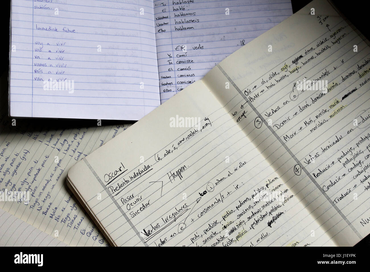 Imparare una nuova lingua con lo spagnolo note scritte nei notebook da scuola / università corso Foto Stock