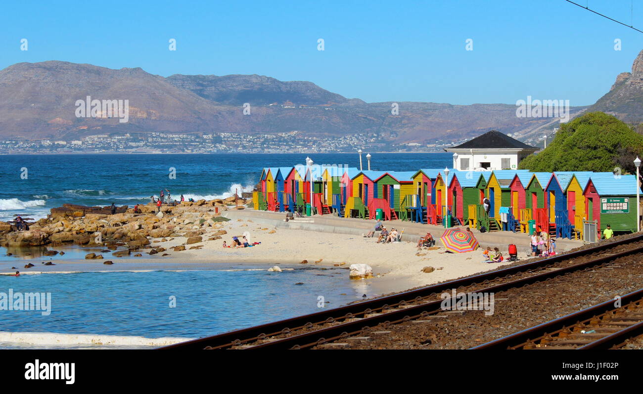 Pittoresca spiaggia di capanne a St James Beach, Città del Capo, Sud Africa Foto Stock