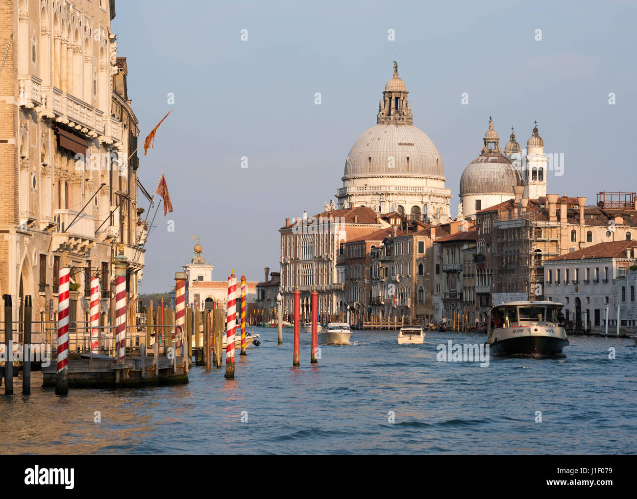 Venezia vista Canal Grande dal Ponte dell'accademia Ponte del vaporetto con la chiesa di Santa Maria della Salute in sera sunshine Foto Stock