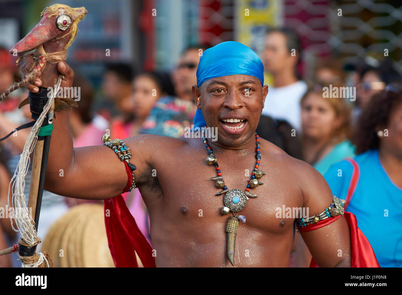 Ballerino maschio della discesa africana (Afrodescendiente) eseguire l'annuale Carnaval Andino con la Fuerza del Sol a Arica, Cile. Foto Stock