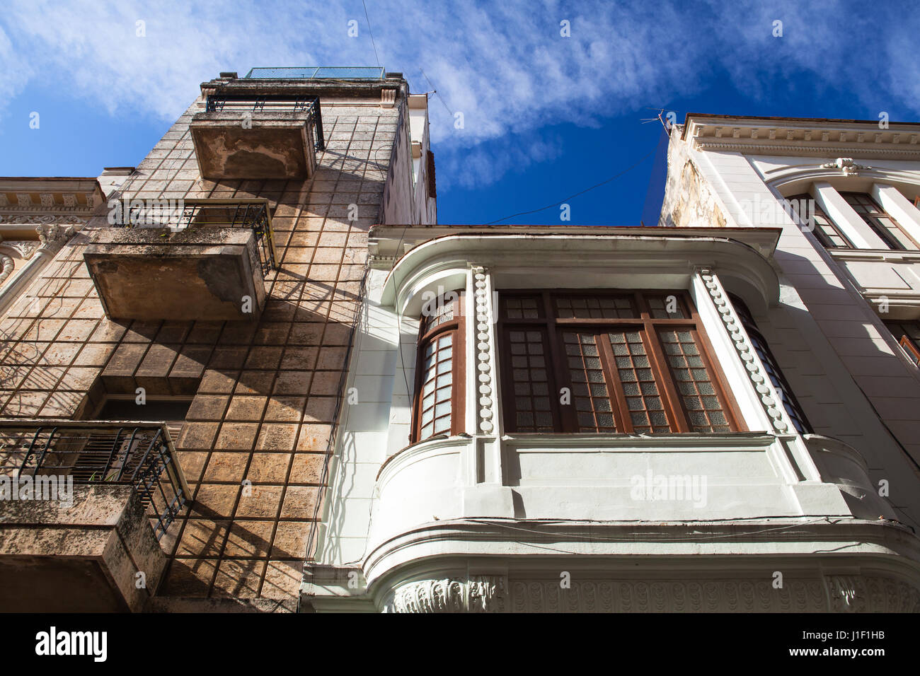 Danneggiato e rinnovato classica architettura coloniale nella Vecchia Havana, Cuba Foto Stock