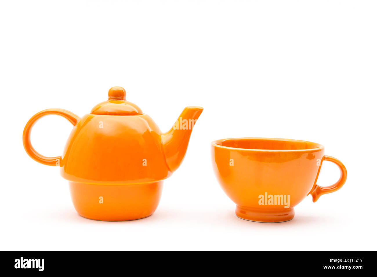 Set per il tè. Arancione corrispondente teiera e tazza isolata su uno sfondo bianco Foto Stock